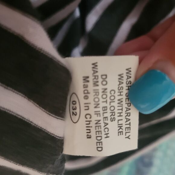 Ladies Black White Striped Sleeveless Blouse Top sz Med - Picture 8 of 14